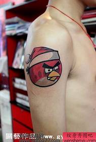 brazo patrón de tatuaxe de paxaro irritado