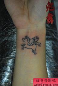 modello del tatuaggio del pony del fumetto al polso