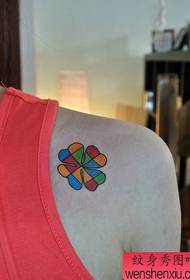 маленький кольоровий татуювання конюшини з чотирма листами на плечі дівчинки