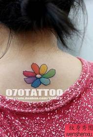 hermoso patrón de tatuaje de flor pequeña en la parte posterior de la belleza