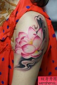 meisje arm een kleurrijke lotus tattoo patroon