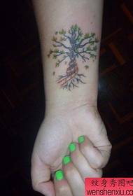 女生手腕处时尚的小树纹身图案