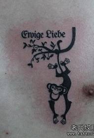 tótem no peito un pequeno mono con patrón de tatuaxe de letras