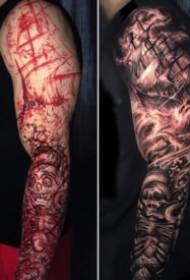 'n stel realistiese tatoo-hake en voltooide werke vergelykingskaart