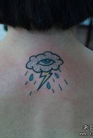 noia amb un patró de tatuatge de núvols foscos