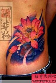 Japansk tatueringskonstnär midja färg bläckfisk lotus tatuering fungerar