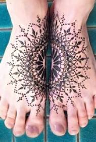 bellissimo modello letterario bellissimo tatuaggio Mehndi