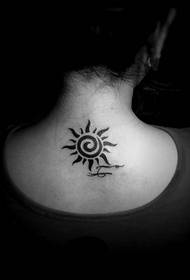 elegancki minimalistyczny tatuaż z totemem słonecznym