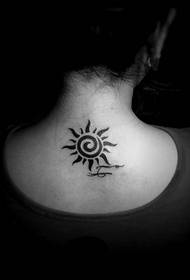 tatu totem matahari minimalis anggun