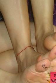 djevojka nožni prst simpatičan osmijeh tetovaža uzorak
