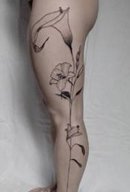 preprosta cvetna tatoo z dolgimi črtami na rokah in nogah