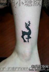 gambe di ragazze Bella totem modello tatuaggio fulvo