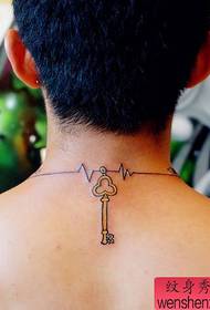 elettrocardiogramma da collo per ragazze e modello di tatuaggio chiave