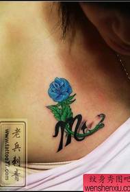 kaunis rinnassa väri ruusu tähdistökuvake tatuointi kuvio