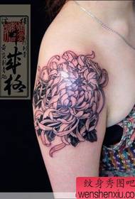 Japonijos tatuiruočių meistrės rankos chrizantemos tatuiruotės darbai