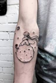 ramię dziewczyny Kreatywny obraz tatuaż z kreskówek na czarno-szarych końcówkach szkicu punkt cierń
