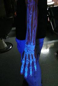 Il 2016 è il modello di tatuaggio invisibile fluorescente più popolare del genere