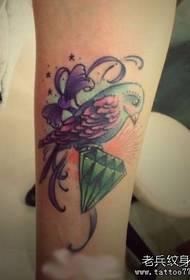 lány karját madár íj és a gyémánt tetoválás mintával
