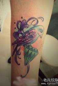 meisje arm vogel met boog en diamant tattoo patroon