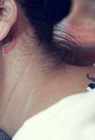 orecchio della ragazza bello modello piccolo tatuaggio arcobaleno