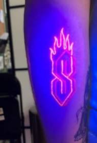 pequeño patrón de efecto de tatuaje fluorescente fresco en el brazo