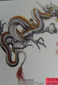 klasični rukopis tetovaža na glavi zmaja