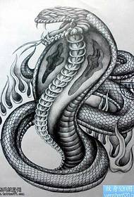 Manuskripta melnpelēkas čūskas tetovējums