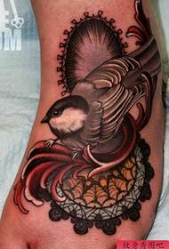 un popolare tatuaggio rondine sulla parte posteriore del piede
