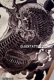 klassesch Dominéierend Dragon Totem Manuskript Tattoo Muster