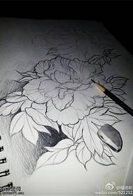 gambar naskah tato bunga peony hitam