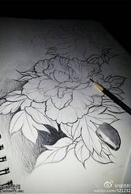 foto di manoscritto tatuaggio fiore di peonia nera