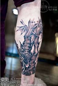 Patrón de tatuaje de bambú nas pernas