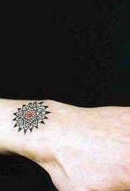 mano Totem classico del tatuaggio