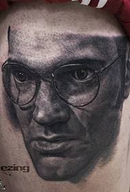 Tatuaggio ritratto sulla coscia