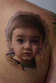плече чорно-коричневий реалістичний малюнок татуювання портрет хлопчика