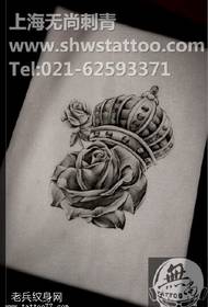 Prachtige Rose Crown Tattoo patroon