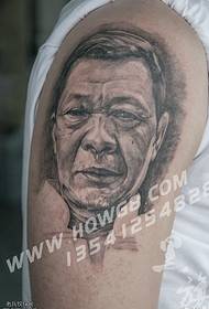 modello di tatuaggio ritratto padre spalla