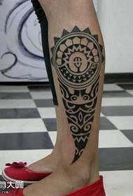 Patrón de tatuaje de tótem de ambiente de pierna