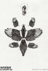 Patrón clásico del tatuaje del diamante de las alas del cuervo