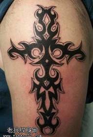 Patrón de tatuaje con tótem cruzado de brazo