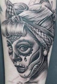 berniukų rankos ant juodo pilko eskizo įgėlimo triuko kūrybingos merginos portreto tatuiruotės nuotrauka
