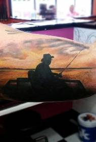 Grande braccio dipinto vecchio pescatore e modello del tatuaggio di alba