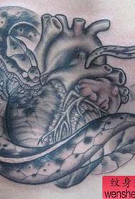 Tetováló iskola: Hűvös kígyó szív tetoválás mintás kép
