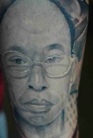 U tatuatu di ritrattu per l'omi di grande occhiali 3d hè assai realistu