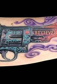 Arm pistool tattoo patroon