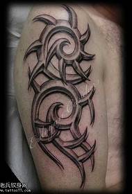 Brazo patrón de tatuaje tótem 3D guapo