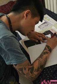 Immagine del processo di creazione del manoscritto del tatuaggio