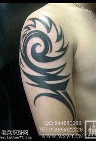Modello di tatuaggio totem braccio fresco atmosfera