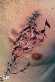 patrón de tatuaje de lágrima de música de pecho