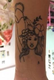 vajza krah në të zezë linjat krijuese të bukura fotografitë e tatuazheve për portretet e vajzave